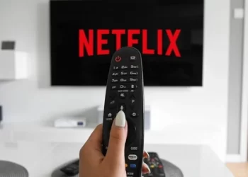 Netflix: Aλλαγή πλεύσης μετά την απώλεια χιλιάδων συνδρομητών – Φθηνότερα πακέτα, αλλά με διαφημίσεις.