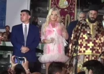 Μαρίνα Πατούλη: Ανάσταση στη Μύκονο με ροζ πουπουλένιο φόρεμα