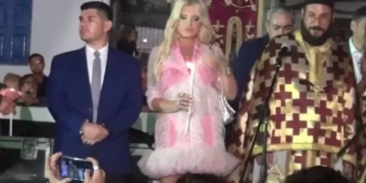 Μαρίνα Πατούλη: Ανάσταση στη Μύκονο με ροζ πουπουλένιο φόρεμα