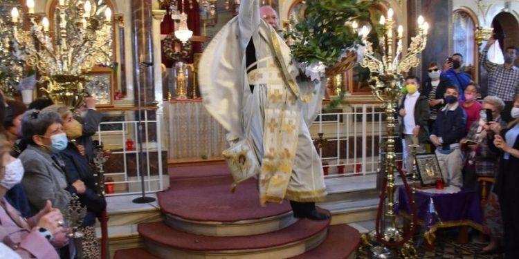 Πρώτη Ανάσταση σε Χίο και Κέρκυρα: Ο «ιπτάμενος ιερέας» και το έθιμο των μπότηδων