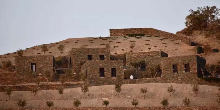 Το σπίτι ενός Μεξικανού ζωγράφου στη Φολέγανδρο είναι ένα από τα ωραιότερα εξοχικά -Πώς κατέληξε στο νησί