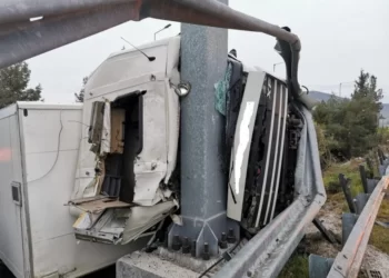 Τραγωδία στη Λάρισα: Νεκρός ο οδηγός νταλίκας που προσέκρουσε σε κολόνα – Σοκάρουν οι εικόνες από το σημείο.