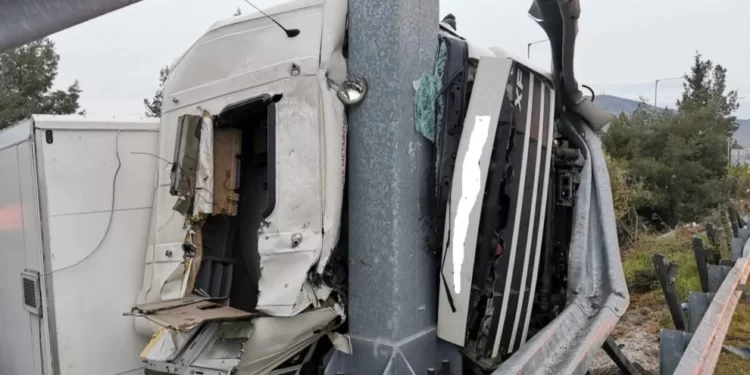 Τραγωδία στη Λάρισα: Νεκρός ο οδηγός νταλίκας που προσέκρουσε σε κολόνα – Σοκάρουν οι εικόνες από το σημείο.