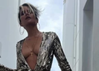 Χάλι Μπέρι: «Σεισμός» στο Instagram με τις φωτογραφίες από το… καυτό ντεκολτέ