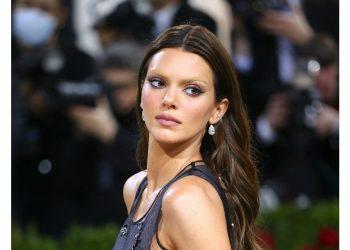 Kendall Jenner: Δεν μπορούσε να ανέβει τα σκαλιά στον γάμο της Kourtney! Το στενό φόρεμά της δεν της επέτρεπε να κινηθεί με ευκολία