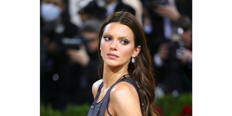 Kendall Jenner: Δεν μπορούσε να ανέβει τα σκαλιά στον γάμο της Kourtney! Το στενό φόρεμά της δεν της επέτρεπε να κινηθεί με ευκολία