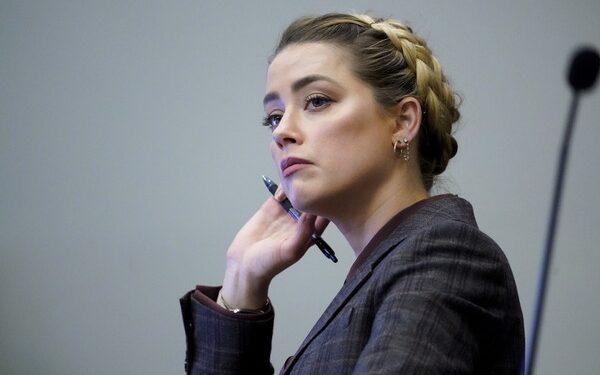 Άμπερ Χερντ: O Τζόνι Ντεπ με χτυπούσε επανειλημμένα υπό την επήρεια ναρκωτικών