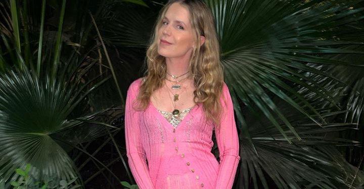 Ευγενία Νιάρχου: Βραδινή εμφάνιση με την κορυφαία απόχρωση της σεζόν