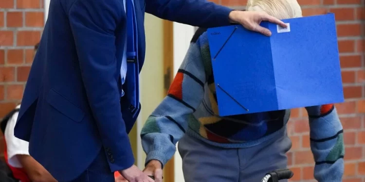 Γερμανία: Φυλάκιση 5 ετών στον γηραιότερο πρώην αξιωματικό των SS – Κατηγορείται για «συνέργεια» σε 3.518 δολοφονίες