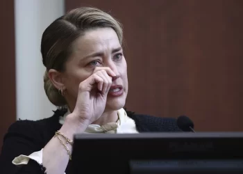 Άμπερ Χερντ: Τα τρικ για να πείσει τους ενόρκους στη δίκη με τον Ντεπ – Το «κόλπο» με το κλάμα και το χαρτομάντιλο Ειδικοί αναλύουν την γλώσσα του σώματος της ηθοποιού