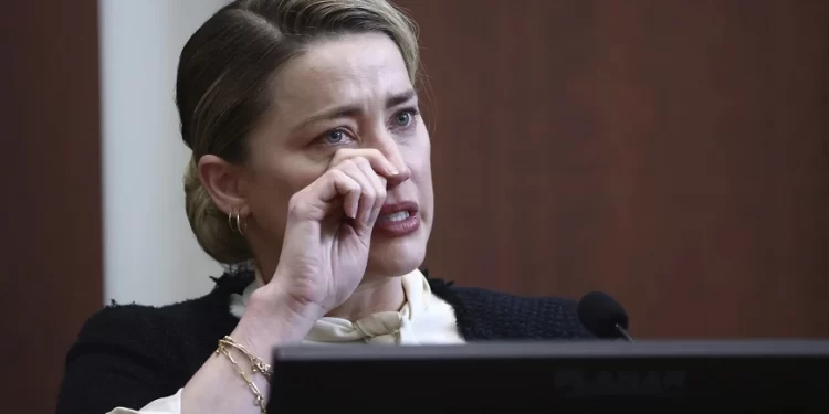 Άμπερ Χερντ: Τα τρικ για να πείσει τους ενόρκους στη δίκη με τον Ντεπ – Το «κόλπο» με το κλάμα και το χαρτομάντιλο Ειδικοί αναλύουν την γλώσσα του σώματος της ηθοποιού