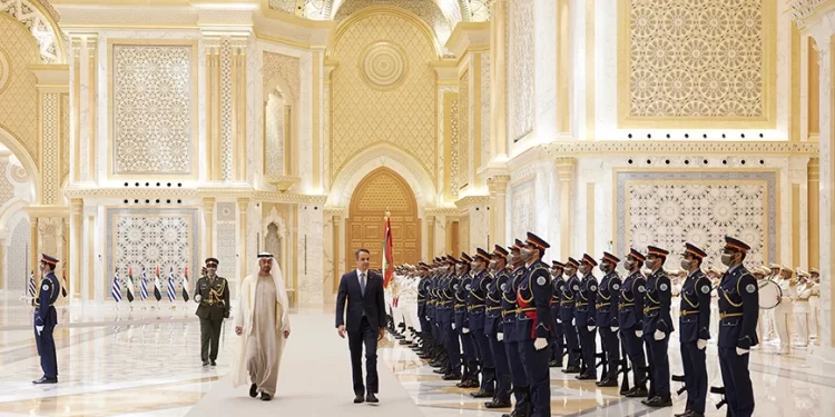 Συνάντηση Μητσοτάκη με τον διάδοχο του θρόνου του Άμπου Ντάμπι: «Υποδέχομαι έναν φίλο»