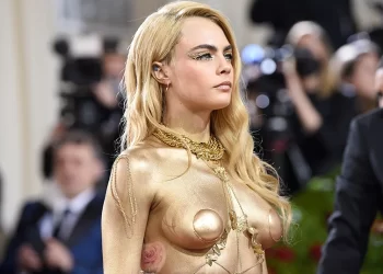 Met Gala: Η εντυπωσιακή topless εμφάνιση της Κάρα Ντελεβίν – Δείτε φωτογραφίες