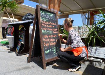 Τουρισμός: Τα «γκαρσόνια του Αιγαίου»… σήκωσαν κεφάλι – Οι τουρίστες έρχονται, αλλά ποιος θα τους εξυπηρετήσει;