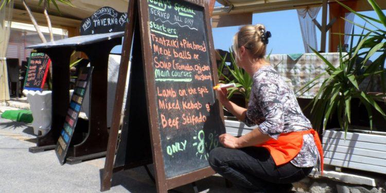 Τουρισμός: Τα «γκαρσόνια του Αιγαίου»… σήκωσαν κεφάλι – Οι τουρίστες έρχονται, αλλά ποιος θα τους εξυπηρετήσει;