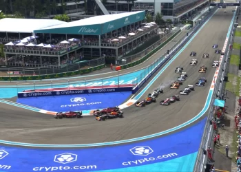 Ο Max Verstappen κατέκτησε την τρίτη νίκη της σεζόν, μπροστά από τον μεγάλο του αντίπαλο Charles Leclerc, ο οποίος προσπάθησε στους τελευταίους γύρους να «κλέψει» τη νίκη από τον Ολλανδό πρωταθλητή. Το βάθρο στο GP του Μαϊάμι συμπλήρωσε ο Carlos Sainz.