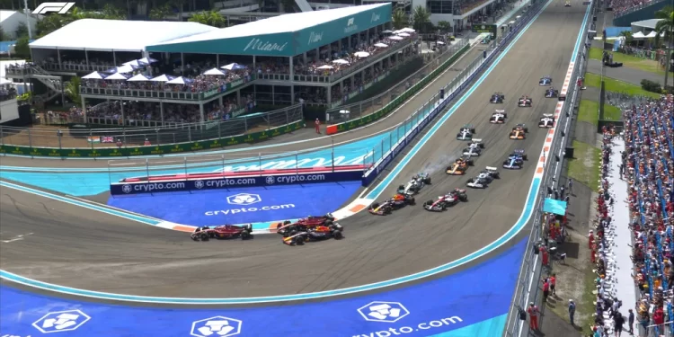 Ο Max Verstappen κατέκτησε την τρίτη νίκη της σεζόν, μπροστά από τον μεγάλο του αντίπαλο Charles Leclerc, ο οποίος προσπάθησε στους τελευταίους γύρους να «κλέψει» τη νίκη από τον Ολλανδό πρωταθλητή. Το βάθρο στο GP του Μαϊάμι συμπλήρωσε ο Carlos Sainz.