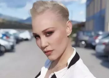 Η Πηνελόπη Αναστασοπούλου αγκαλιάζει το σώμα της και οι celebs αποθεώνουν την topless φωτογραφία