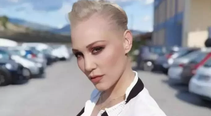 Η Πηνελόπη Αναστασοπούλου αγκαλιάζει το σώμα της και οι celebs αποθεώνουν την topless φωτογραφία