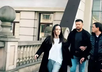 Ουκρανία: Η Αντζελίνα Τζολί τρέχει για το καταφύγιο την ώρα που ηχούν σειρήνες στην πόλη Λβιβ