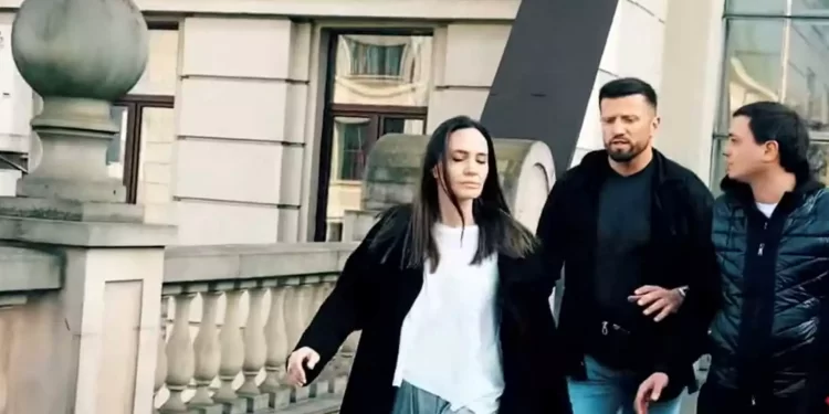 Ουκρανία: Η Αντζελίνα Τζολί τρέχει για το καταφύγιο την ώρα που ηχούν σειρήνες στην πόλη Λβιβ