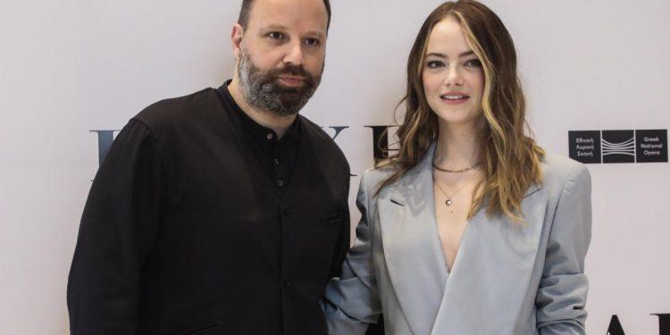 Emma Stone: H stylish εμφάνιση στην Εθνική Λυρική Σκηνή για την νέα ταινία του Λάνθιμου