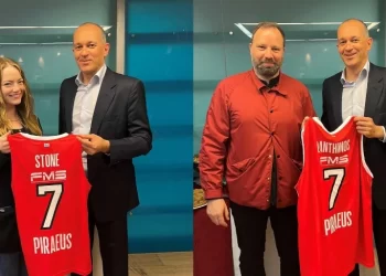 Ολυμπιακός: Οι Αγγελόπουλοι έδωσαν σε Έμα Στόουν και Λάνθιμο την φανέλα με το «7»