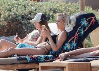 Κορμάρα η Βικτώρια Καρύδα: Με σέξι μαύρο μπικίνι στο πρώτο της μπάνιο για φέτος