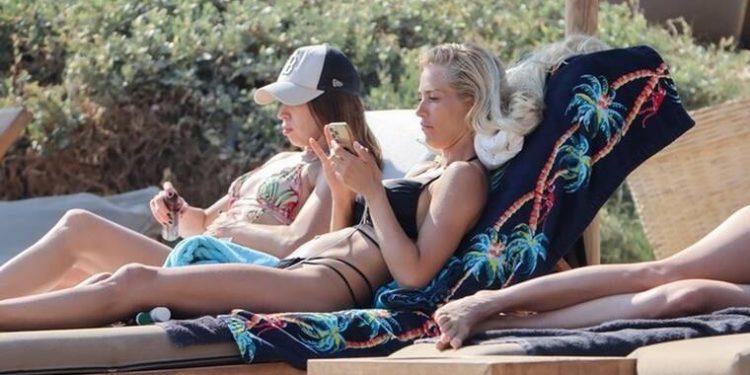 Κορμάρα η Βικτώρια Καρύδα: Με σέξι μαύρο μπικίνι στο πρώτο της μπάνιο για φέτος