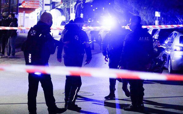 Άγρια καταδίωξη στη Νέα Σμύρνη – Συνελήφθη ένα άτομο, κατασχέθηκε καλάσνικοφ