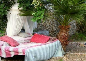 Στην Κρήτη νοικιάζεται κρεβάτι στον… κήπο – Κοστίζει 50 ευρώ την βραδιά