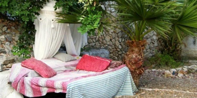 Στην Κρήτη νοικιάζεται κρεβάτι στον… κήπο – Κοστίζει 50 ευρώ την βραδιά