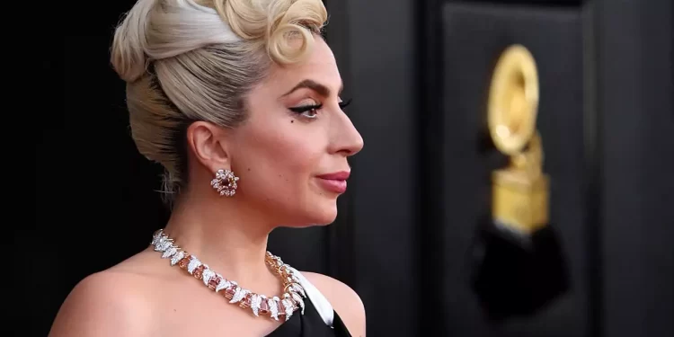 Lady Gaga: Πρωτομαγιά με βουτιές σε πισίνα στο Las Vegas