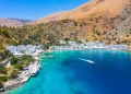 Λουτρό: Ο απομονωμένος παράδεισος στα Χανιά που προσεγγίζεται μόνο από θαλάσσης