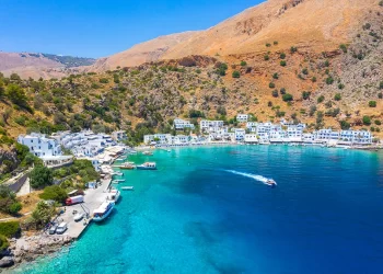 Λουτρό: Ο απομονωμένος παράδεισος στα Χανιά που προσεγγίζεται μόνο από θαλάσσης