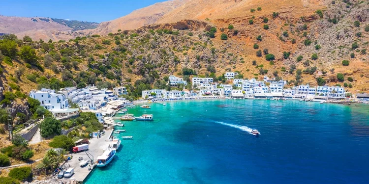 Λουτρό: Ο απομονωμένος παράδεισος στα Χανιά που προσεγγίζεται μόνο από θαλάσσης