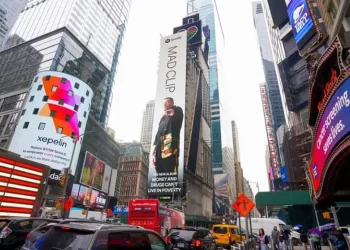 Mad Clip: Η μορφή του ράπερ φιγουράρει στην Times Square της Νέας Υόρκης