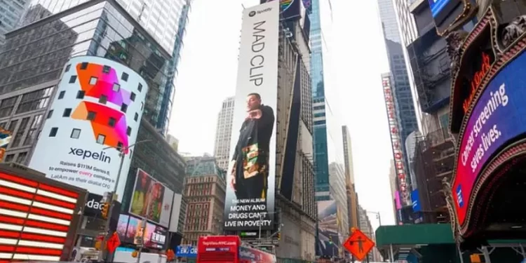Mad Clip: Η μορφή του ράπερ φιγουράρει στην Times Square της Νέας Υόρκης