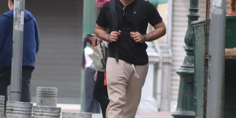 Ποιον ηθοποιό από τη «Γη της ελιάς» εντοπίσαμε στο κέντρο της Αθήνας;