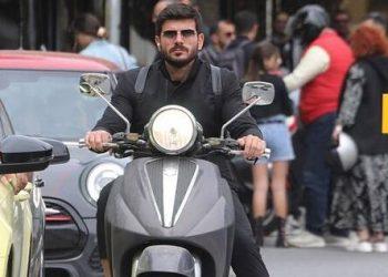 Μάνος Γαβράς: East rider στο Κολωνάκι με τη… βέσπα του!
