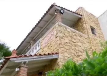 Μαυρίκιος Μαυρικίου και Ιλάειρα Ζήση μας ξεναγούν στην έπαυλη με τα 4 σαλόνια
