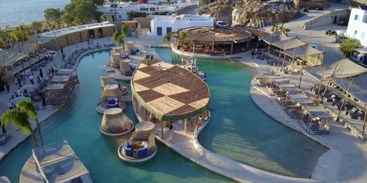 SantAnna στην Μύκονο-All day πολυχώρος διακοπών στην παραλία της Παράγκας στη Νότια πλευρά της Μυκόνου.