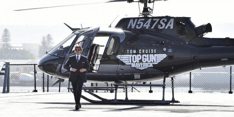 Εντυπωσιακή άφιξη Τομ Κρουζ στην πρεμιέρα του «Top Gun: Maverick» – Έφτασε με ελικόπτερο που πιλόταρε ο ίδιος
