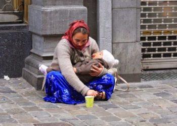 Συγκλονιστική αποκάλυψη: Γιατί τα παιδιά που κρατούν οι ζητιάνες κοιμούνται συνεχώς;