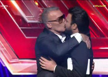 «X Factor»: Ανδρέας Γεωργίου & Στέλιος Ρόκκος φιλήθηκαν στο στόμα Με ανατροπές και εκπλήξεις ξεκίνησαν τα live shows του «X Factor»