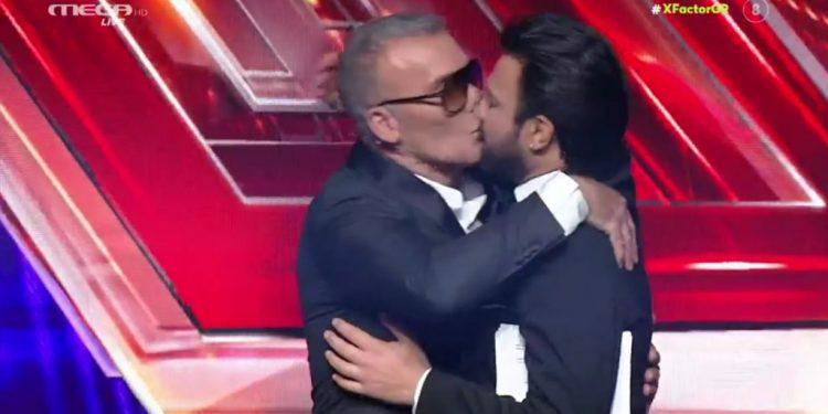 «X Factor»: Ανδρέας Γεωργίου & Στέλιος Ρόκκος φιλήθηκαν στο στόμα Με ανατροπές και εκπλήξεις ξεκίνησαν τα live shows του «X Factor»