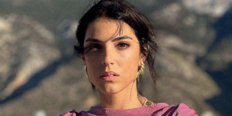 Ά. Βέλλη: Εταιρεία διέκοψε την συνεργασία τους επειδή «έβρισε» τον Πρωθυπουργό, σύμφωνα με αναρτήσεις