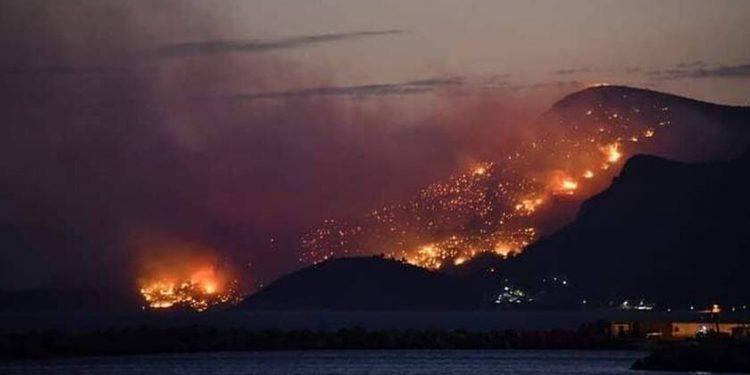 Κόλαση στην Σάμο: Εκκενώθηκαν δύο οικισμοί – «Κινδυνεύουμε να καούμε βοηθήστε μας»