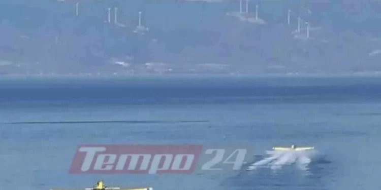 Φωτιά στην Καλλιθέα Αχαΐας: Η στιγμή που τα Canadair βουτάνε στον Πατραϊκό – Φόβοι επέκτασης λόγω ισχυρών ανέμων