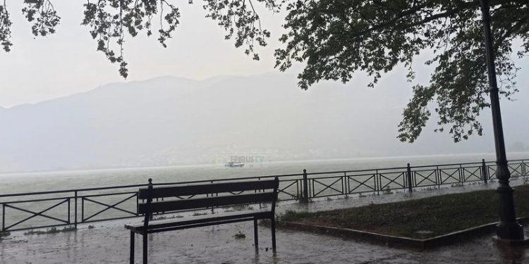 Ιωάννινα: Ισχυρό μπουρίνι – Έπεσαν δέντρα – Λαχτάρησαν επιβάτες σε καραβάκι στη λίμνη